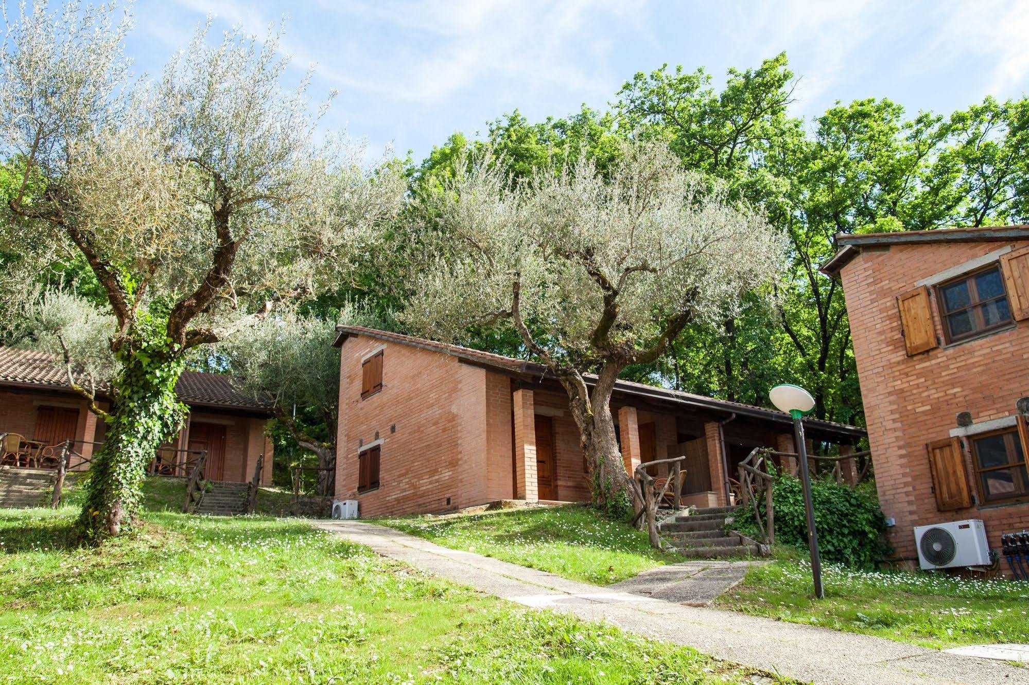 Cerquestra Camping Village Monte del Lago Zewnętrze zdjęcie